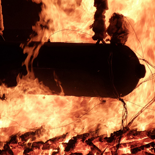 Ein Feuer brennt unter einem Gasbehälter, der mit Sensoren verdrahtet ist