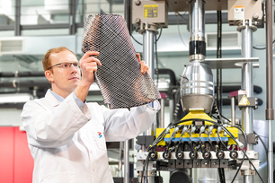 Florian Loose untersucht recycelte Carbonfasern