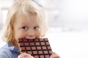 Kind mit Schokolade