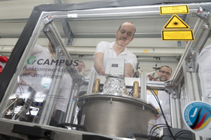Das Team um Prof. Jens Günster prüft die Strahlenschmelzanlage zur additiven Fertigung