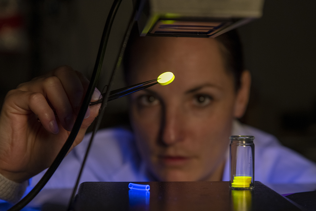 Probe unter UV-Licht für blaue LEDs, leuchtende Nanokristalle und Flourausbeutestandards