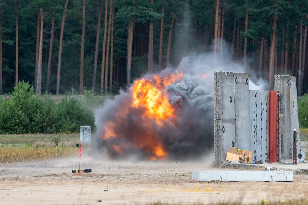 Blasting test to determine the remaining load-bearing capacity of a building